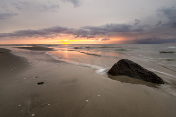 sztormowy zachód słońca na Morzu Bałtyckim