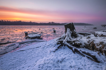 rzeka skuta lodem © Mike Mareen