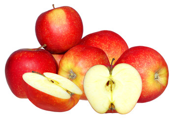 Rote Äpfel und Apfelhälften, isoliert