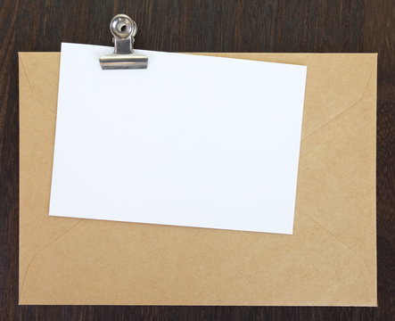 Brown paper envelope with blank white note paper and clip