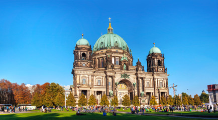 Obraz premium Berliner Dom panoramic overview on a sunny day