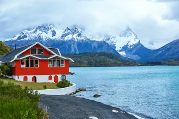 Crédence de cuisine en verre imprimé Cuernos del Paine Maison rouge sur le lac Pehoe à Torres del Paine