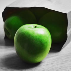 Зелёные яблоки на деревянном фоне, Green apples on a wooden back