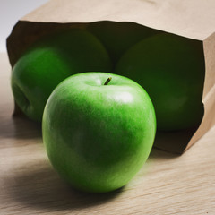 Зелёные яблоки на деревянном фоне, Green apples on a wooden back