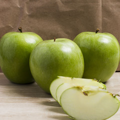 Зелёные яблоки на деревянном фоне, Green apples on a wooden back