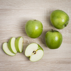 Зелёные яблоки на деревянном фоне, Green apples on a wooden back
