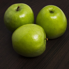Зелёные яблоки на деревянном фоне, Green apples on a wooden back