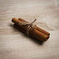 корица на деревянном фоне, cinnamon on a wooden background