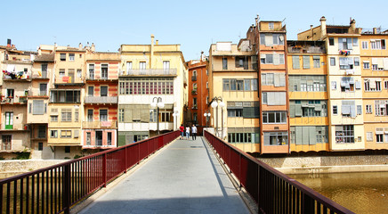 Obraz premium Puente con fachadas de edifcios coloristas, Girona