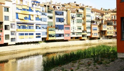 Fachadas coloristas sobre el río Onyar, Girona