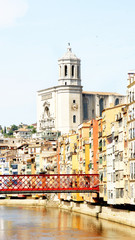 Fototapeta na wymiar Puente rojo con campanario de la Catedral, Girona