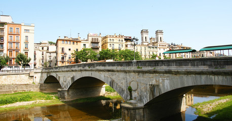 Puente sobre el río Onyar en Girona