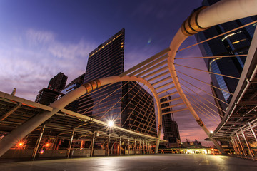 Obraz premium BANGKOK - AUG 11: Sky walk architecture like a spider for passen