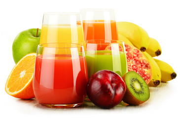 Glazen geassorteerde vruchtensappen geïsoleerd op wit. Detox dieet