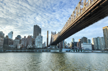Fototapeta premium Roosevelt Island and Queensboro Bridge, Manhattan, New York