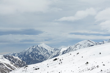 Fototapeta na wymiar Montagnes enneigé vue d'andorre