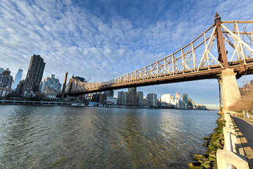 Obraz premium Roosevelt Island and Queensboro Bridge, Manhattan, New York