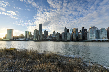 Fototapeta premium Widok na Manhattan z wyspy Roosevelt
