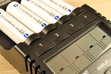 Ladegerät mit Batterien