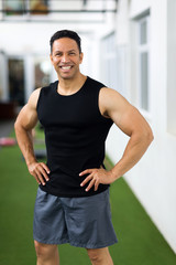 Obraz premium muscle man standing in gym