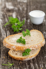 Brot mit Olivenöl und Petersilie