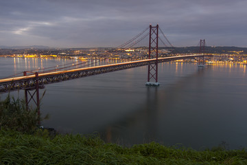 Fototapeta na wymiar Ponte 25 de Abril e Lisboa