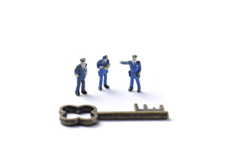 パトロールする警察官