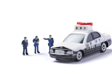 パトロールする警察官