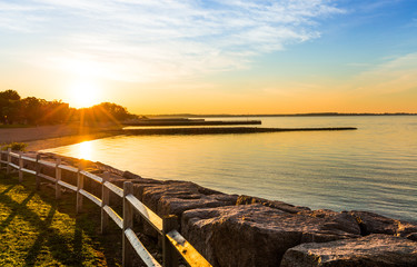 Naklejka premium Sunrise at a scenic beach