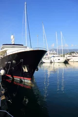 Tableaux ronds sur plexiglas Anti-reflet Sports nautique Super Yacht Bow bleu dans la marina
