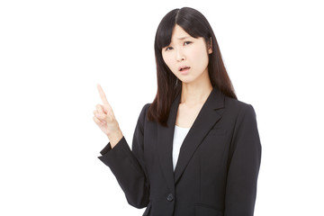 困って指差すビジネスウーマン