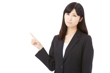 困って指差すビジネスウーマン