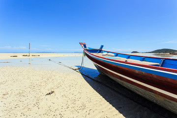 Fototapeta na wymiar Traditional Thai boat or long tail boat stand at the beach