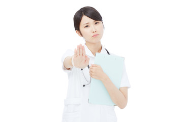 制止するナース