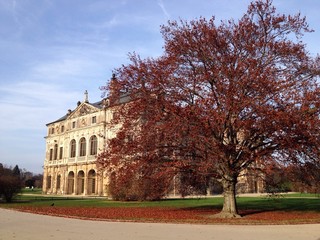 Fototapeta na wymiar Palais im Großen Garten, im Herbst