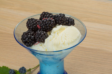 Ice cream with blackberry