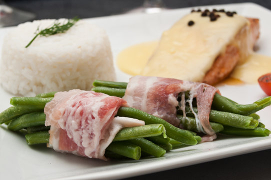 Pav&eacute; de saumon sauce hollandaise
