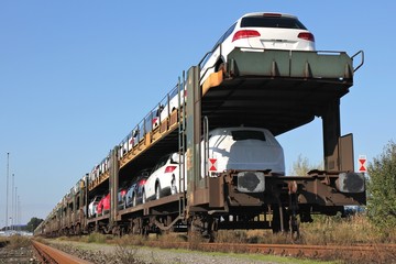 Neuwagen auf Autozug