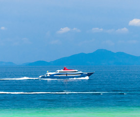 Obraz premium Vast Seascape Modern Vessel