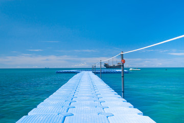 Obraz premium Jetty to the blue Path filled with Love