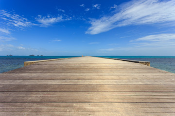 Obraz na płótnie Canvas Wood bridge to the sea in Koh Samui, Thailand
