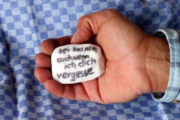 Demenz, Angst vor Vergessen auf Stein geschr.
