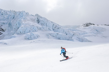 Fototapeta na wymiar spektakuläre Abfahrt zwischen Gletscherspalten