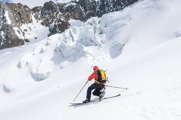 Fototapeta na wymiar Telemarker bei Abfahrt auf einem Gletscher