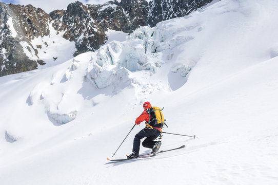 Telemarker bei Abfahrt auf einem Gletscher