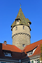 Fototapeta na wymiar Grüner Turm auf gewalmten Dächern in Ravensburg