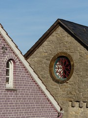 Rundes Fenster der ehemaligen Synagoge aus Naturstein und Bruchstein bei Sonnenschein in der...