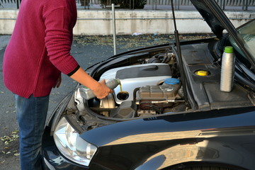 Fototapeta premium Aggiunta olio motore