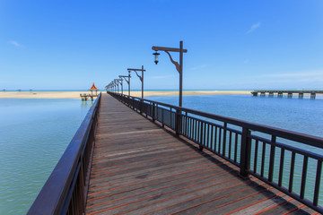 Obraz premium Wood bridge to the sea