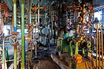 Abwaschbare Fototapete Alte Maschinen einer verlassenen Fabrik von innen © wlad074